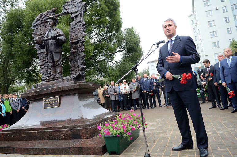 В Кирове открыт памятник кировчанам-труженикам тыла