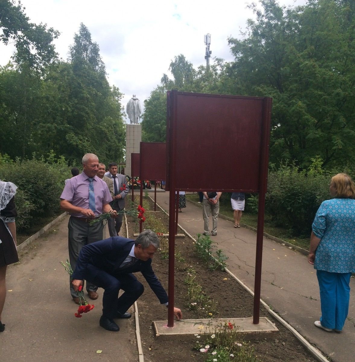 Рахим Азимов принял участие в открытии реконструированной Аллеи Славы в г. Зуевка