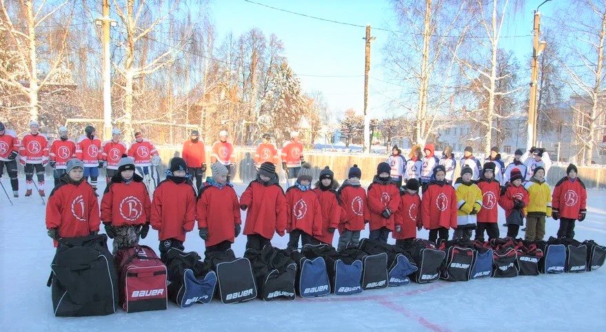 Юные хоккеисты Фаленского района поблагодарили Азимова за новую форму