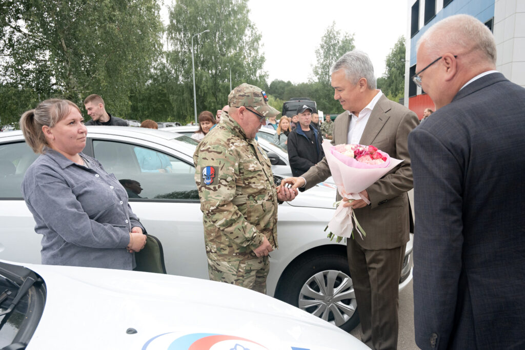 В Кирове состоялась передача автомобилей ветеранам СВО