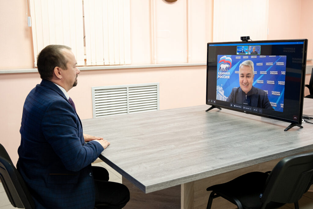 Рахим Азимов поздравил педагогов и рассказал о поддержке учителей и школ