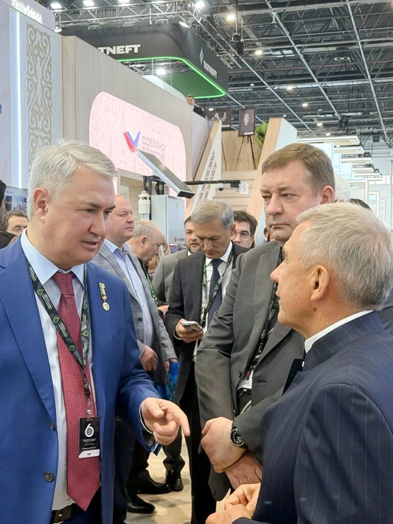Рахим Азимов принимает участие в работе выставки «Иннопром. Центральная Азия»