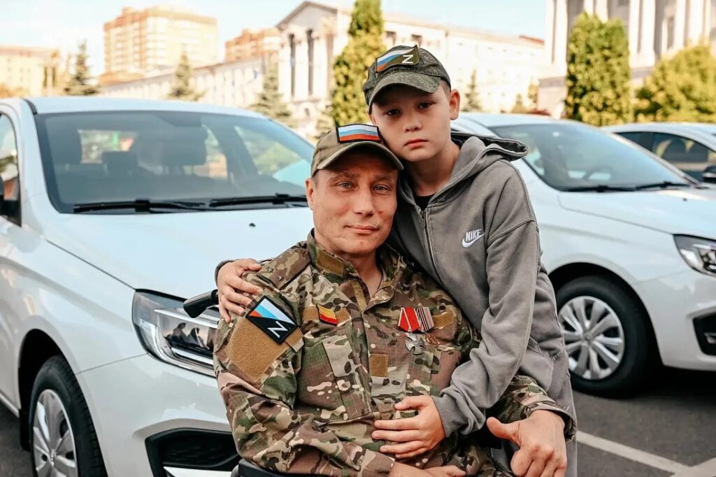 В Курской области ветеранам СВО передали новые автомобили