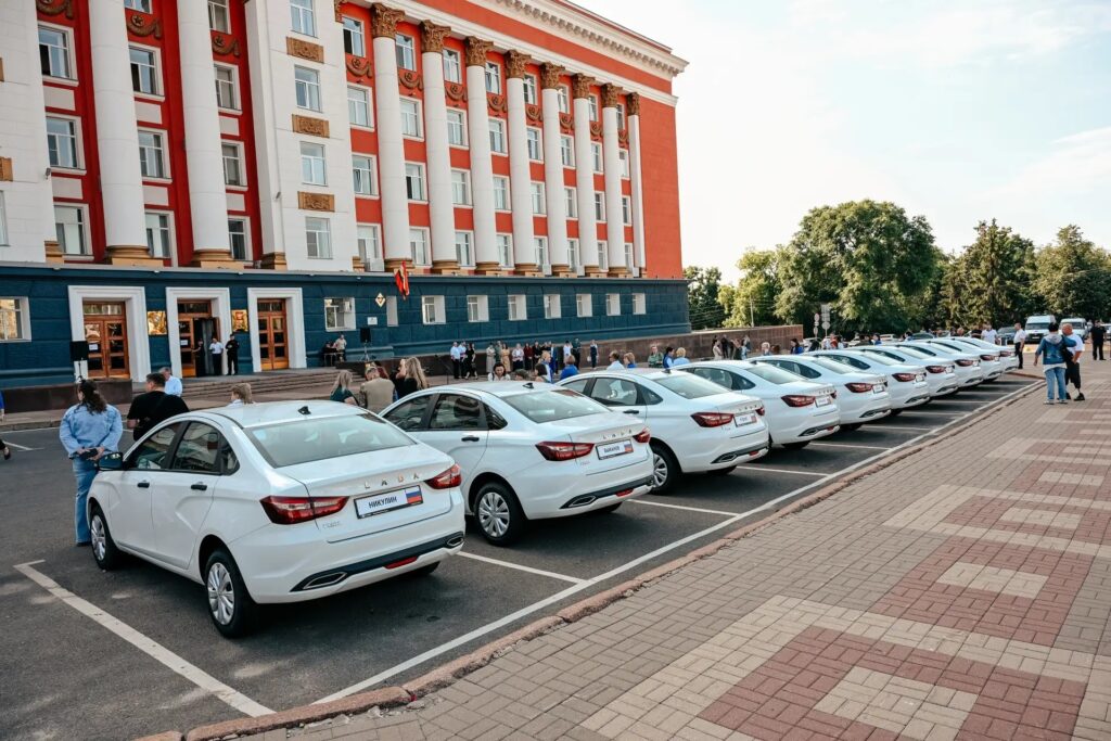В Курской области ветеранам СВО передали новые автомобили