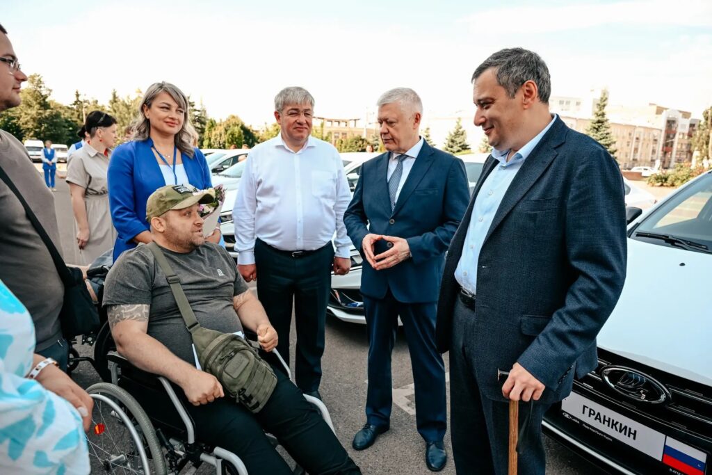 В Курской области ветеранам СВО передали новые автомобили